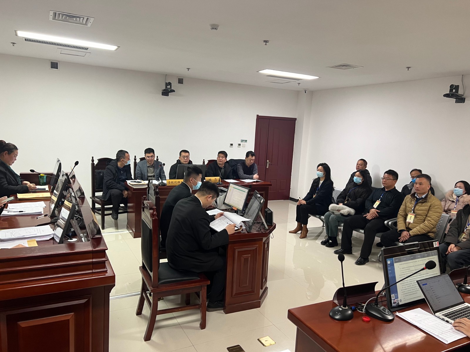 旁听庭审.jpg