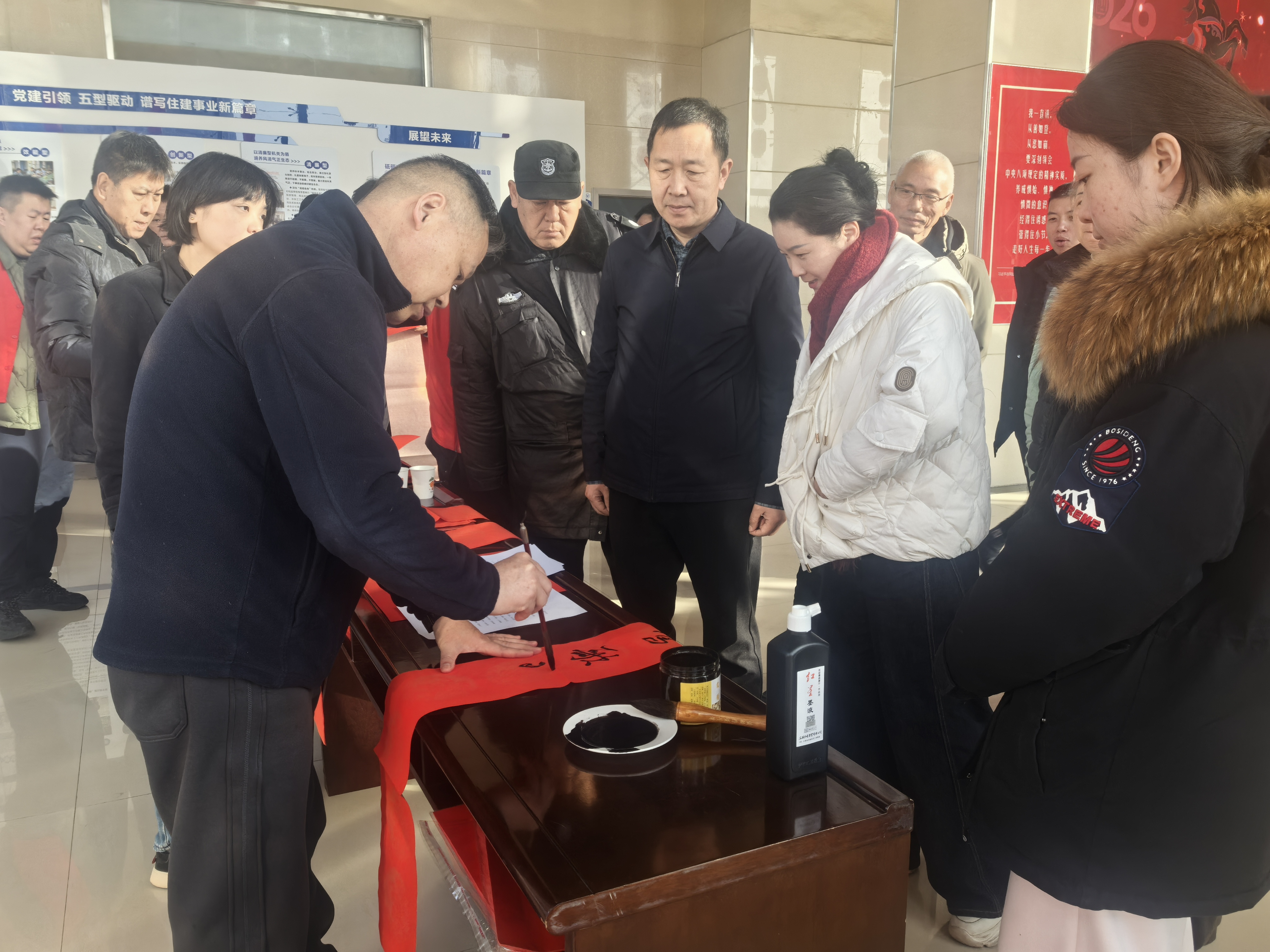 写春联.jpg 写春联.jpg